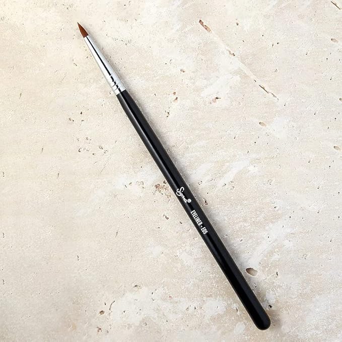 Sigma Beauty E05 Eye Liner Brush – Thin Eyeliner Brush with a Fine, Tapered Tip for Precise Application of Gel or Liquid Eyeliner Along Lash Lines, Skin-Safe Eyeliner Makeup Brush