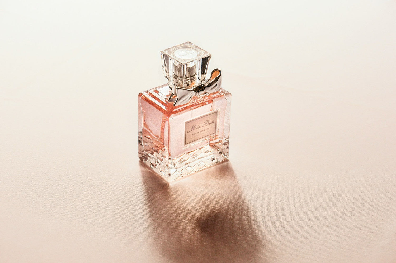 Elegant-perfume-for-women-in-luxurious-bottles-with-floral-scents